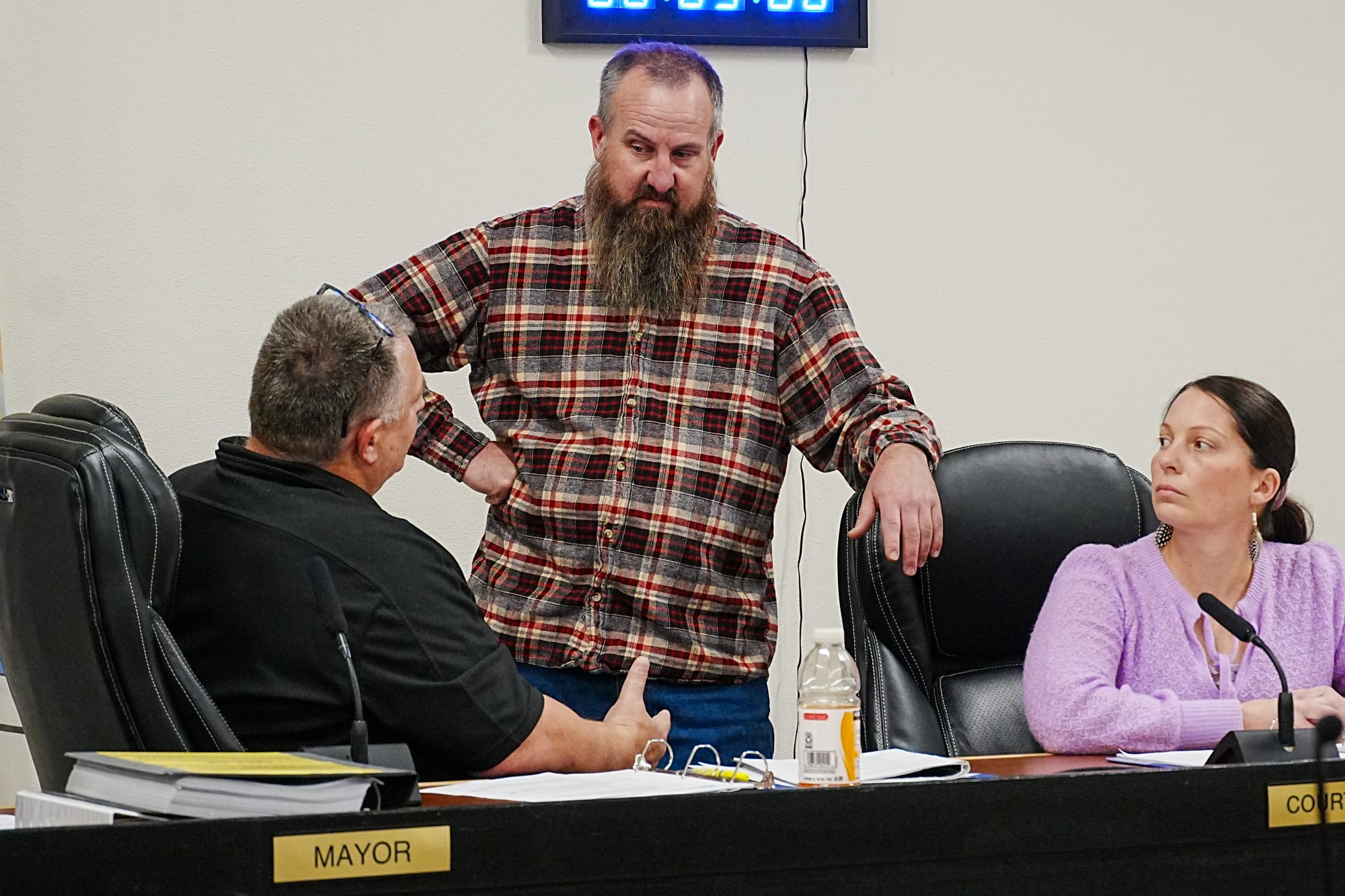 Houston Mayor Carter Cole speaks with Council Members Jason Kahn and Callie Courtney